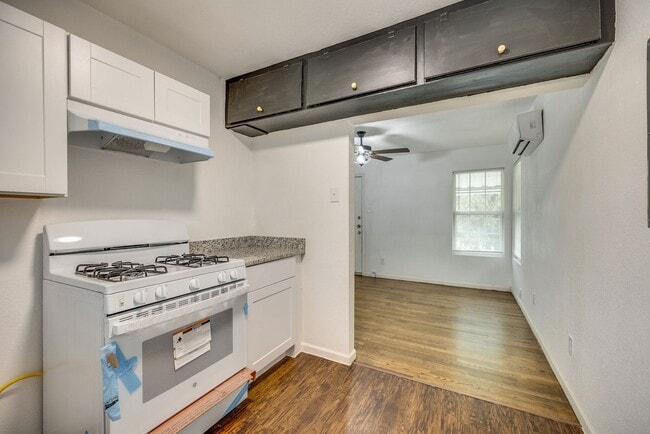 Building Photo - Updated apartment in great location