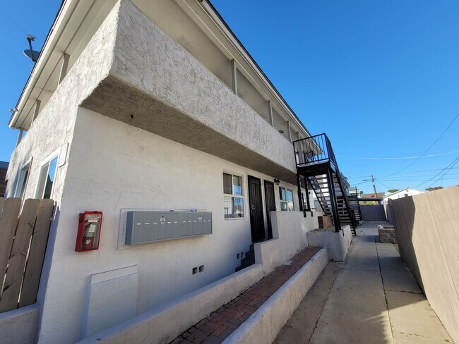 Building Photo - LARGE 1 BEDROOM WITH PRIVATE PATIO