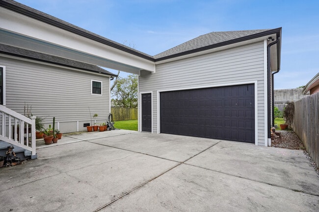 Building Photo - 5280 Warrington Dr