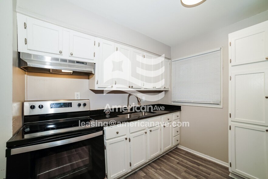 Building Photo - 2647 W Nebraska Ave