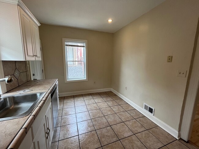 Building Photo - 350 Ophelia St