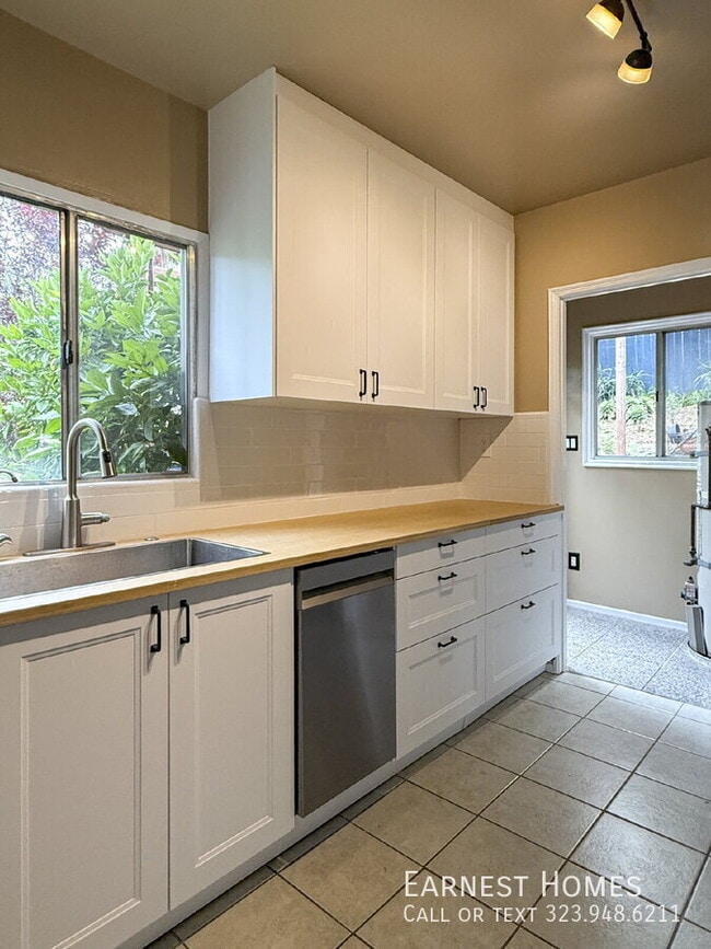Building Photo - 1401 Dartmouth Dr