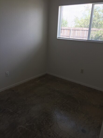 Building Photo - 1033 S 5th St