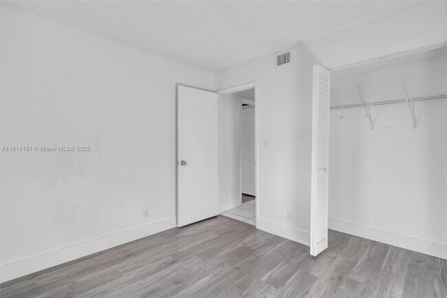 Building Photo - 3065 N Oakland Forest Dr