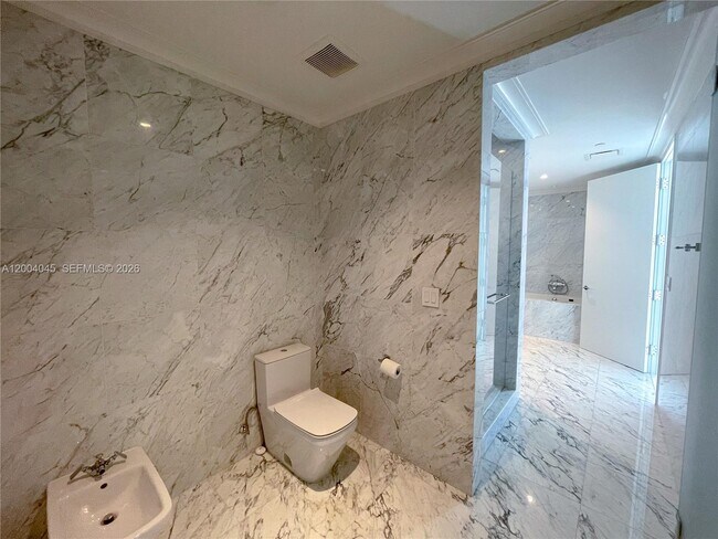 Building Photo - 15701 Collins Ave