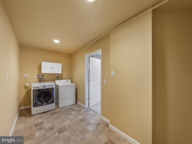 Building Photo - 43103 Lake Ridge Pl
