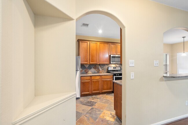 Building Photo - 10003 Lynette Falls Dr