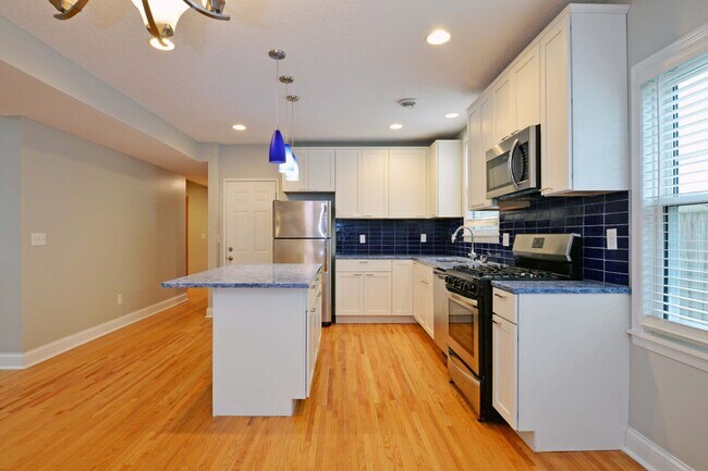 Building Photo - 3552 Irving Ave S