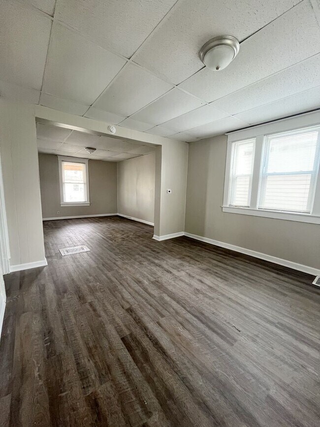 Building Photo - Stunning 3 bedroom, 2 bathroom two story h...