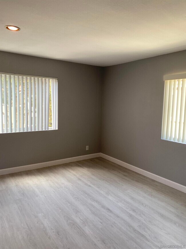 Building Photo - 7565 Charmant Dr