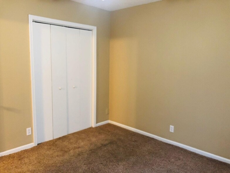 Building Photo - 191 Oak St