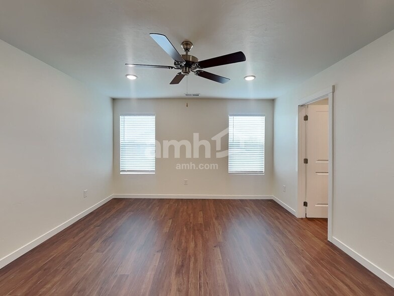 Building Photo - 9428 W Shumard St