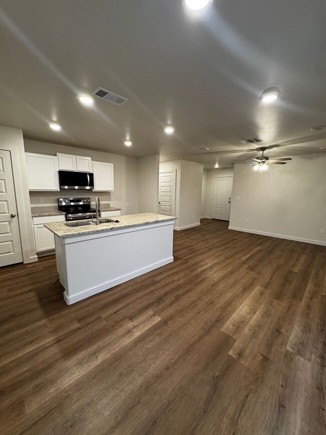 Building Photo - Located in Homestead!!! Newer Fabulous 3/2/1 CISD