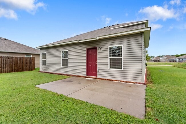 Building Photo - Beautiful home Located in desirable west Fayetteville neighborhood with playground