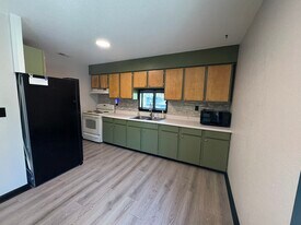 Building Photo - 613 E Williams Ave