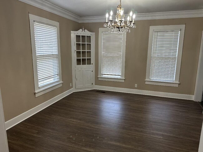 Building Photo - "Charming 2-Bedroom with 2 Full Baths in t...