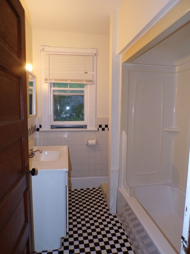 Building Photo - 19 Oak St