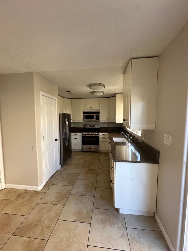 Building Photo - 3 bedroom 2.5 Bath Home in gated NE heights