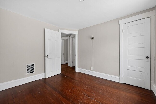 Building Photo - Charming 3BR House in Cleveland