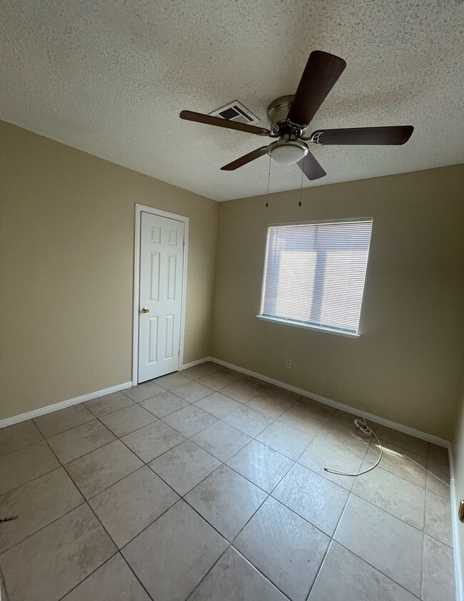 Building Photo - Beautiful 4 Bedroom 2 Bathroom house ( Smo...