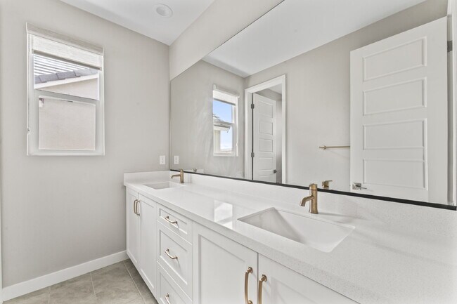 Building Photo - "Spacious Santa Clarita Sanctuary: 4-Bedro...