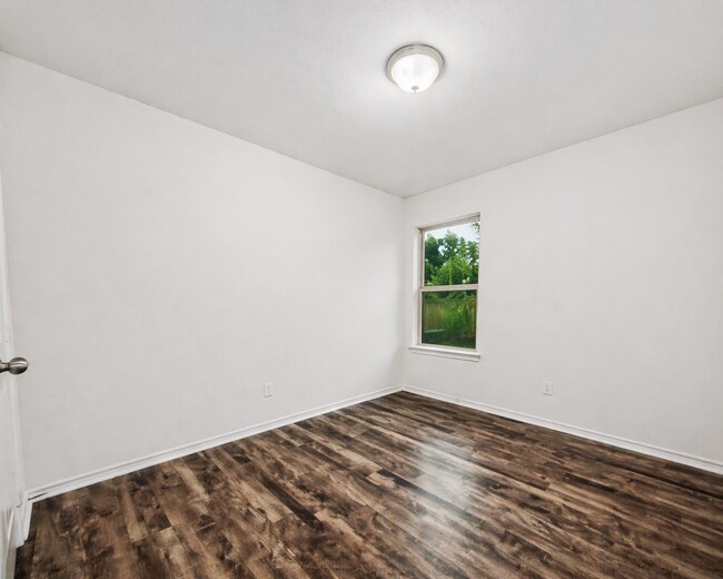 Building Photo - 3 Bedroom 2 bath and flex room and 2 car garage