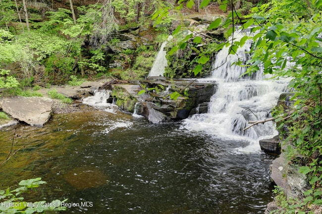 Building Photo - 421 Brown Rd