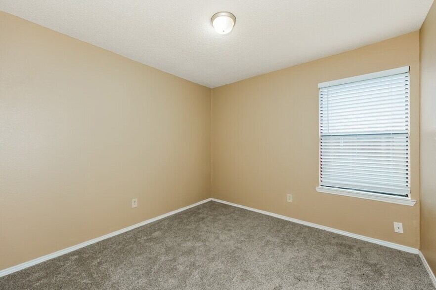 Building Photo - 1705 Cool Springs Dr