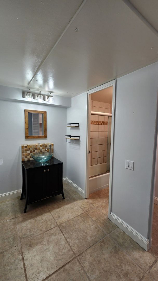 Building Photo - Harbor Square, Makai Building, 1 bedroom, ...