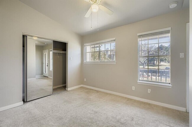 Building Photo - 1827 River Crossing Cir