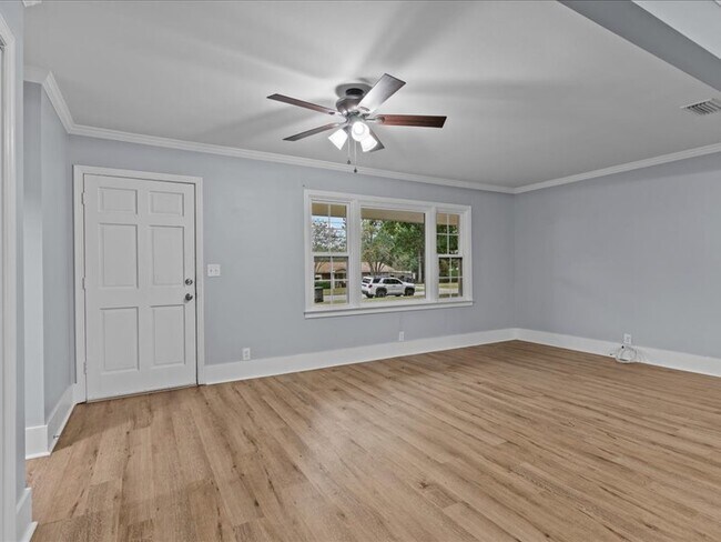 Building Photo - 302 Cedar Dr