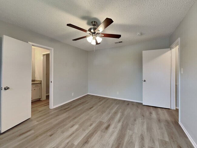 Building Photo - Charming 3-Bed, 2-Bath Home in Burleson with Garage Parking