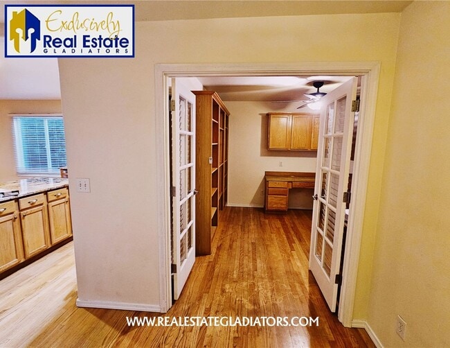 Building Photo - Beautiful, Pet Friendly Light-Filled Rambl...