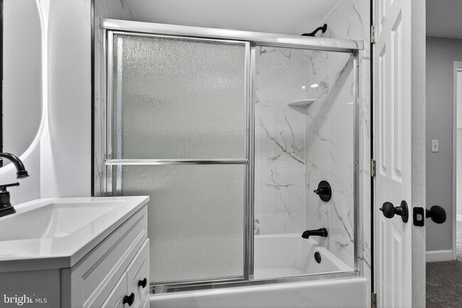 Building Photo - 2403 Kingsway Rd