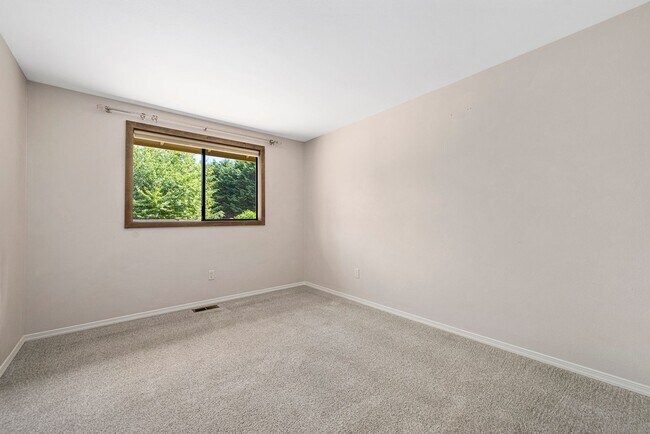 Building Photo - Spacious home in Lakemont Neighborhood!