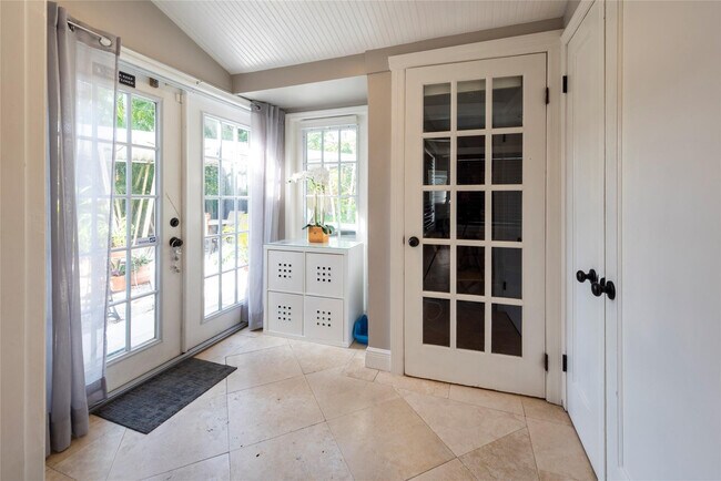 Building Photo - 1541 NW 6th Ave