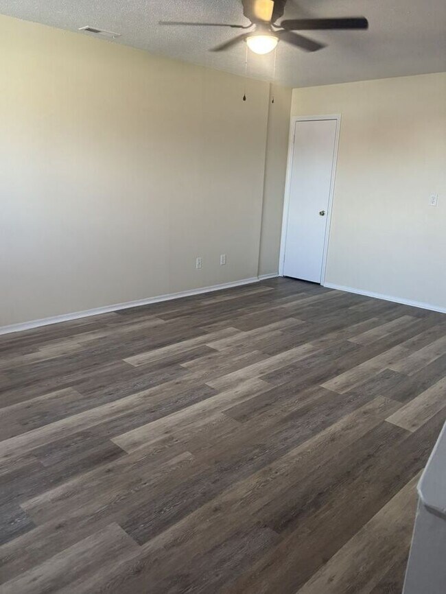 Building Photo - 2823 Breezewood Ave