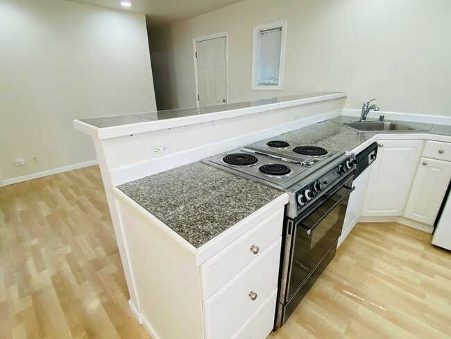 Building Photo - One Bedroom Cottage Style Home in Central Everett