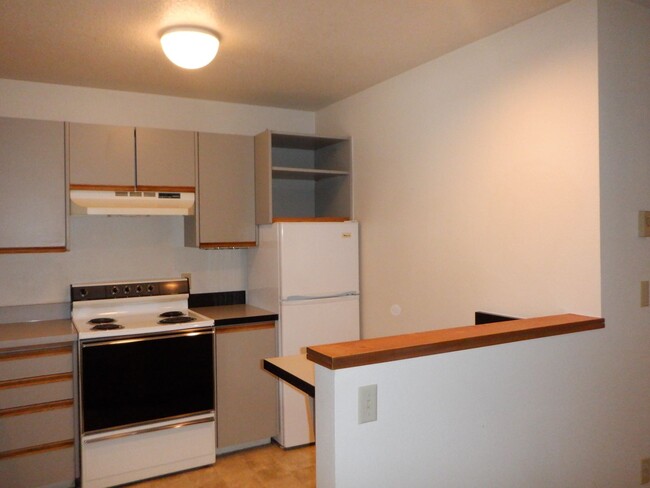 Building Photo - 1 Bed/1 Bath Apartment Across Millers Land...