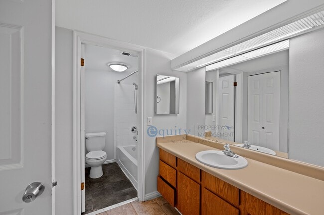 Building Photo - 989 Creekhill Ln