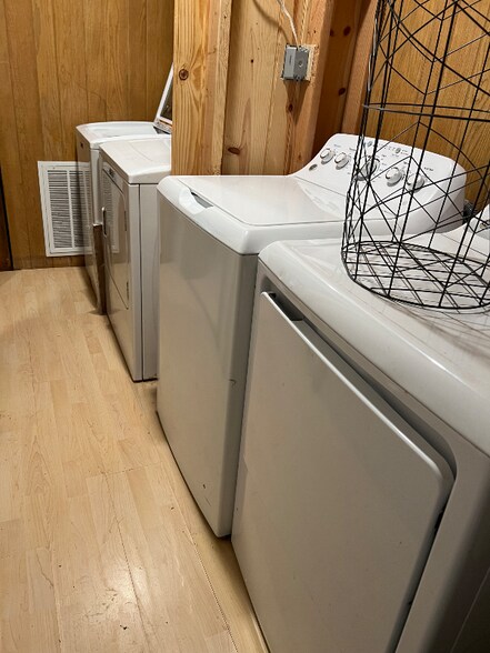 Building Photo - 422 Laurel Ave