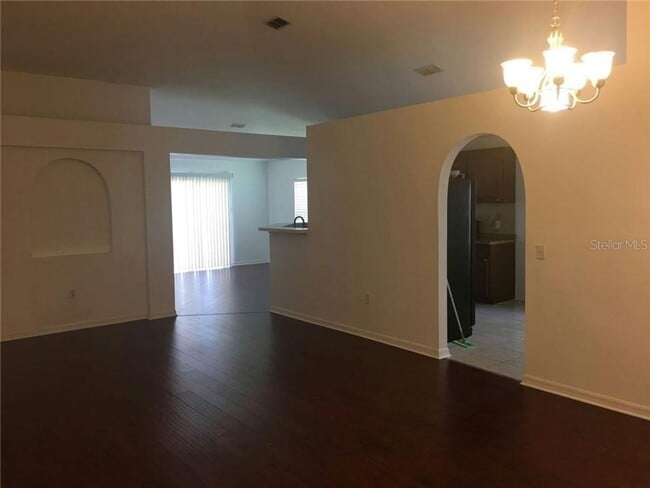 Building Photo - Nice and large one story single family in ...