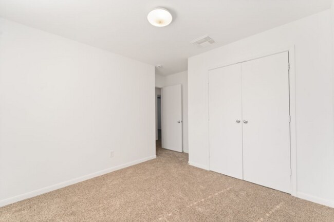 Building Photo - Stylish 3-Bedroom, 2-Bath in a Vibrant Spr...