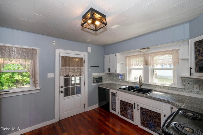 Building Photo - 33 Clinton St