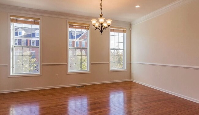 Building Photo - Stunning 3 Level, 3 Bed 3.5 Bath Townhome ...