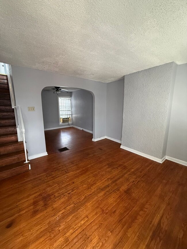 Building Photo - 3 Bedroom Home Steps to LaSalle University