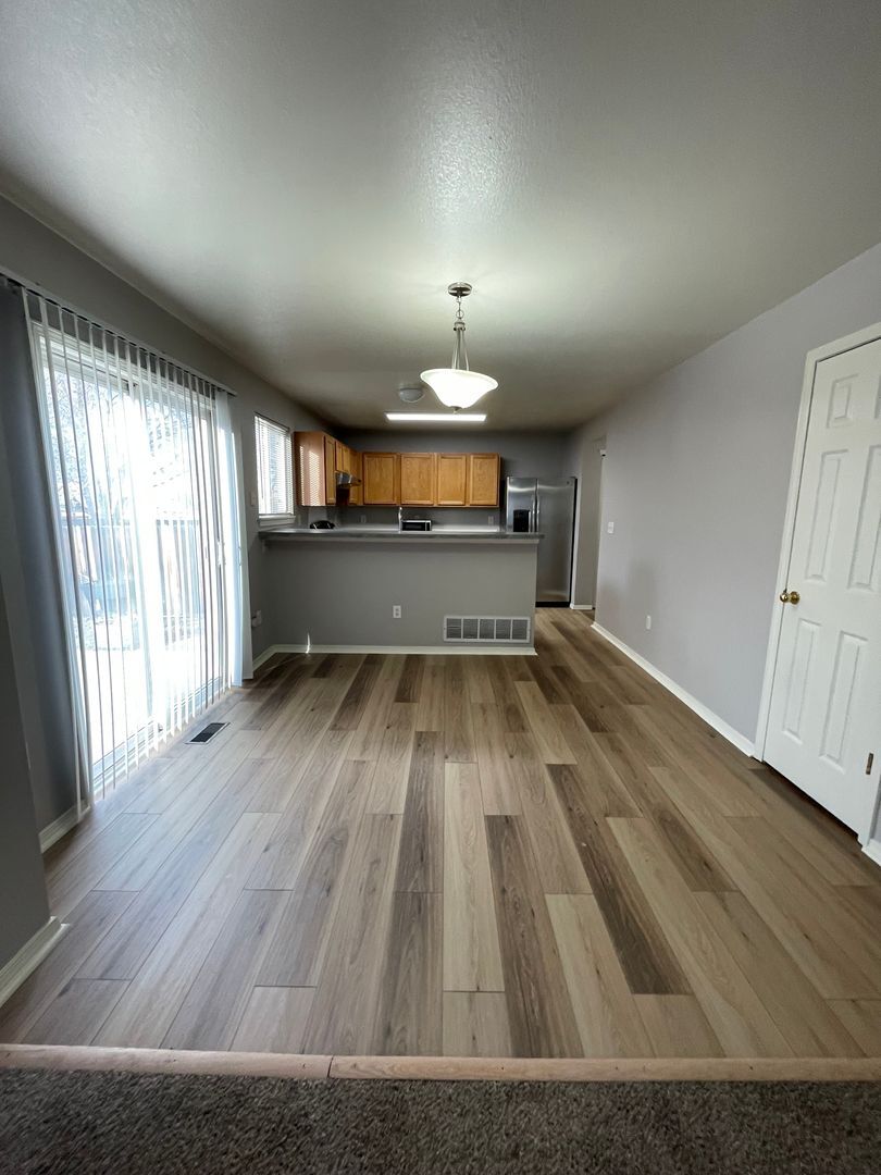 Building Photo - 6511 Stagecoach Ave