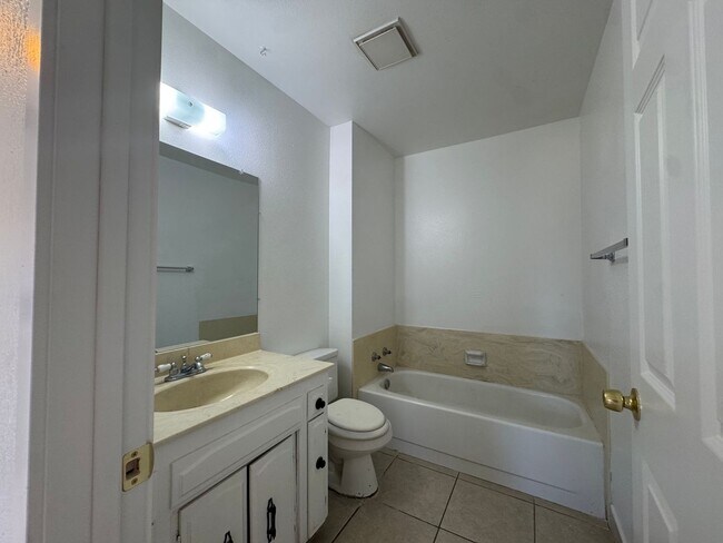 Building Photo - 205 Ashlan Way