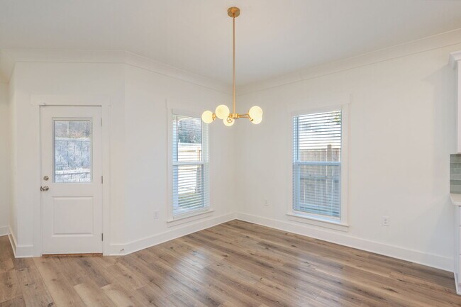 Building Photo - 807A Cedar Ave S