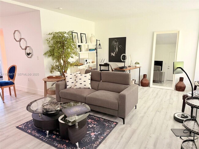 Building Photo - 6941 Bay Dr